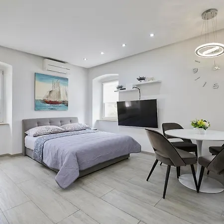 And Misic Apartament *