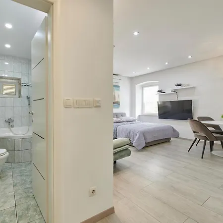 And Misic Apartment *